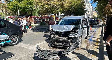 Yayaya yol vermek için duran otomobile hafif ticari araç çarptı: 2 yaralı