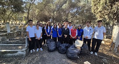Yenipazar'da gençler şehitlikte temizlik yaptı