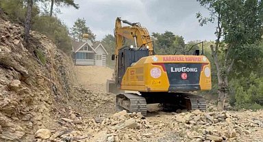 Yıkım kararı çıkan evini 150 metre taşıyıp tapulu arazisine yerleştirdi