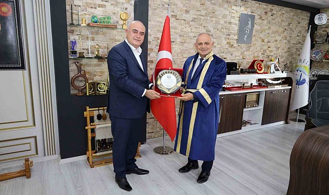 Yılın 'Fahri Ahisi' seçilen Yahyalı Belediye Başkanı Esat Öztürk'e ahilik kaftanı giydirildi