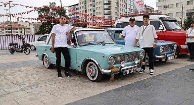 Yıllara meydan okuyan klasik otomobiller görücüye çıktı