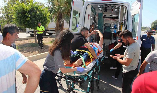 Yol süpürme aracı ile hafif ticari araç çarpıştı: 5 yaralı