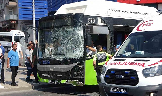 Yolcu otobüsü ile kamyonet çarpıştı: 1'i çocuk 6 yaralı