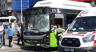 Yolcu otobüsü ile kamyonet çarpıştı: 1'i çocuk 6 yaralı