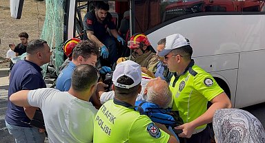 Yolcu otobüsü kamyona çarptı, sürücü araçta sıkıştı