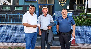 Yolda bulduğu parayı sahibine teslim etti