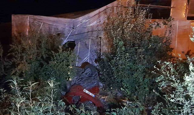 Yoldan çıkan otomobil seraya çarptı: 5 yaralı