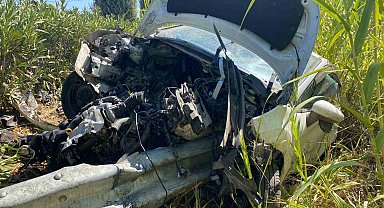 Yoldan çıkan otomobilin motoruna demir bariyer saplandı: 1 yaralı
