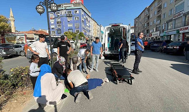 Yolun karşı tarafına geçmeye çalışan kadına motosiklet çarptı: 2 yaralı