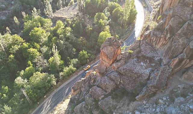 Yolun üzerindeki dev kaya korkutuyor