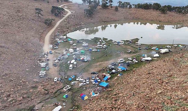 Yörükler 7 asırlık göç geleneğini Sanrıdas Dağı'nın 2 bin 300 rakımlı zirvesinde yaşattı