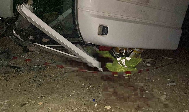 Yük boşalttığı sırada devrilen kamyonun altında kalan sürücü arkadaşlarının çabalarına rağmen öldü