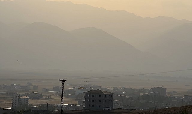 Yüksekova'da toz bulutu etkili oldu