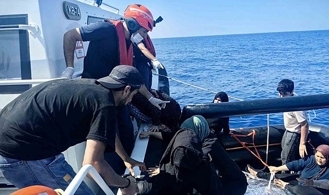 Yunanistan'ın geri ittiği 35 düzensiz göçmen kurtarıldı