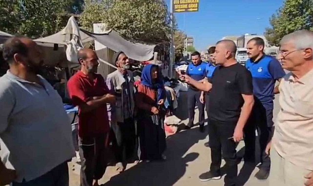 Zabıta müdürü pazarcı esnafını sıraya dizip azarladı