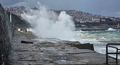 Zonguldak'ta dalgalar 7 metrelik liman duvarını aştı