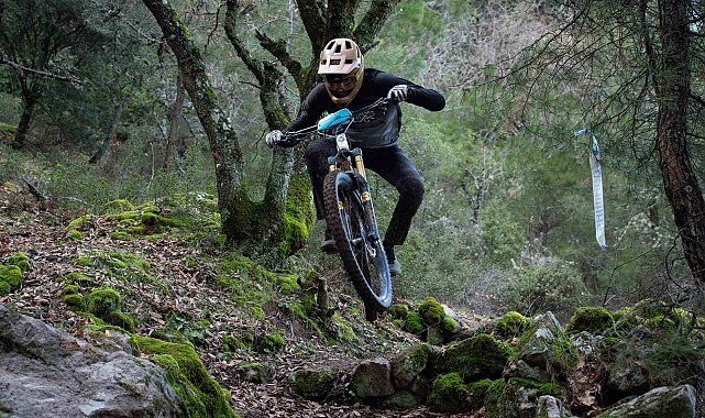 Zorlu parkurları bisikletiyle böyle aşıyor...Balkan Şampiyonası'nda Türkiye'yi temsil edecek