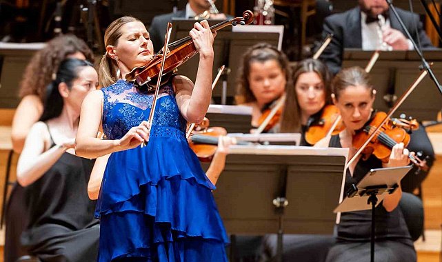 175 yıllık kemanla büyüleyen performans