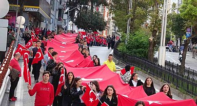 1919 metrelik Türk bayrağı eşliğinde 'Cumhuriyet Yürüyüşü'