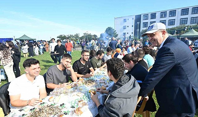 2 saatte 3 ton hamsi yediler