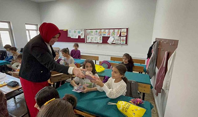 'Muhtar ana' kız çocuklarına hediyeler dağıttı