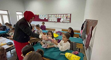 'Muhtar ana' kız çocuklarına hediyeler dağıttı