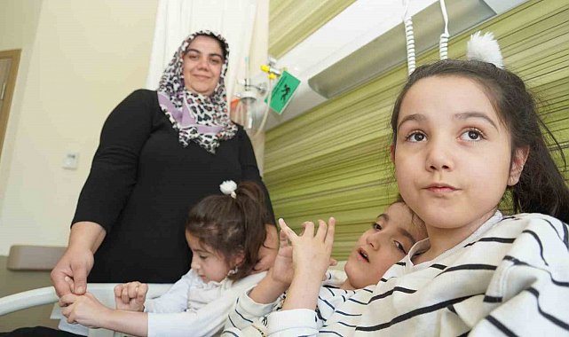 'Serebral palsi' hastası üçüzler annelerinin şefkatiyle iyileşiyor