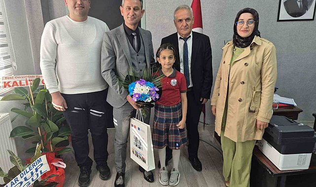 50 metre serbest yüzmede Türkiye rekoru kıran öğrenci ödüllendirildi