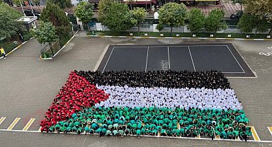 600 öğrenciden Filistin'e dev bayraklı destek