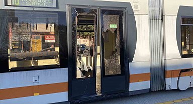 Açık bırakılan servis kapısına tramvay çarptı: 3 yaralı