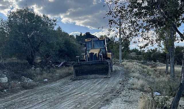 Acıpayam Belediyesinin düzeltmediği yolu vatandaşlar kendi imkânlarıyla düzelti