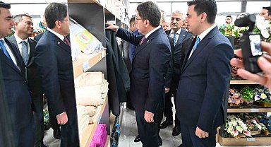 Adalet Bakanı Tunç, tutuklu ve hükümlülerin ürettiği ürünleri inceledi