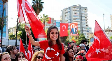Adana'da Cumhuriyet'in 102. yılı coşkuyla kutlandı