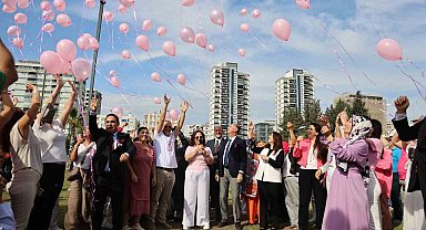 Adana'da gökyüzüne yüzlerce pembe balon bırakıldı