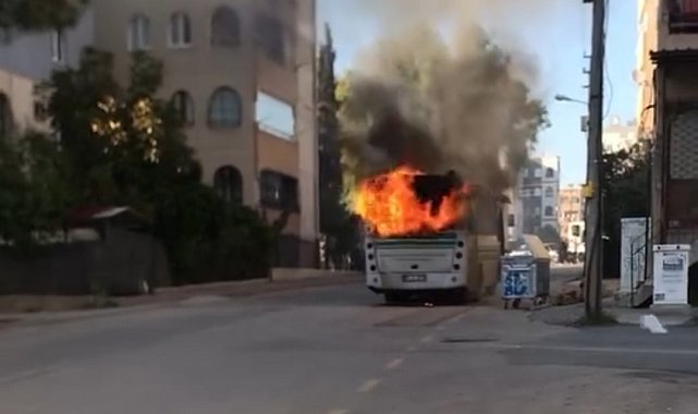 Adana'da park halindeki halk otobüsü yandı