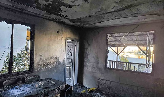 Adana'da yangın çıkan ev küle döndü