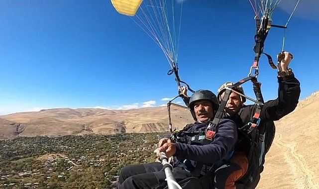 Adilcevaz semalarında yamaç paraşütü heyecanı
