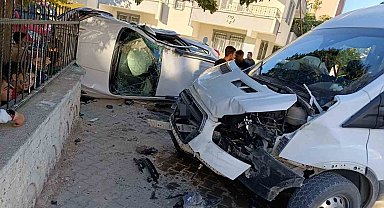 Adıyaman'da okul servisi ile otomobil çarpıştı: 5'i öğrenci 7 yaralı