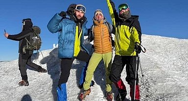 Ağrı Dağı'nda dağcılar zirveye ulaştı
