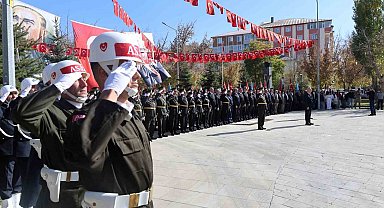 Ağrı'da 29 Ekim Cumhuriyet Bayramı çelenk sunma töreni düzenlendi