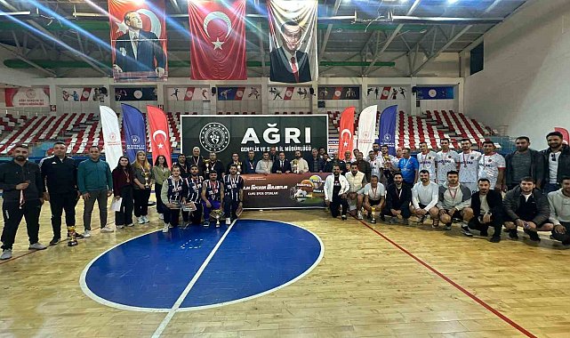 Ağrı'da Kamu Spor Oyunları Finalleri ve "İpucu" tiyatro oyunu ilgi gördü