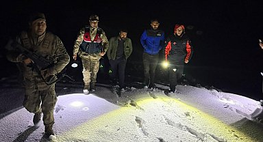 Ağrı'da karda mahsur kalan 2 kişi kurtarıldı