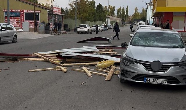 Ağrı'da şiddetli rüzgar çatıları uçurdu