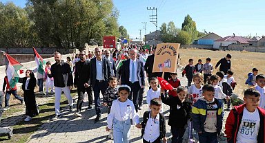 Ağrılı öğrenciler, Gazze'deki ihtiyaç sahipleri için hayır panayırı düzenledi