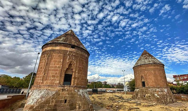 Ahlat'ta bulutlar ve tarihi kümbetler görsel şölen oluşturdu