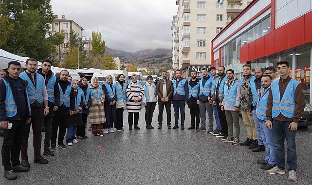 AK Parti İl Başkanı Küçükoğlu, pazar esnafında vatandaşlarla buluştu