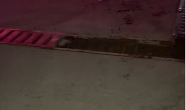 Akaryakıt istasyonu girişinde ilginç kaza: Yerinden çıkan mazgal, otomobilin motor kısmına çarptı