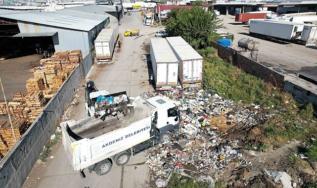Akdeniz'de atık toplama çalışmaları hafta sonu da devam ediyor