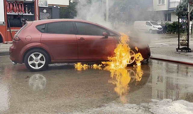 Aksaray'da seyir halindeki otomobil alev aldı