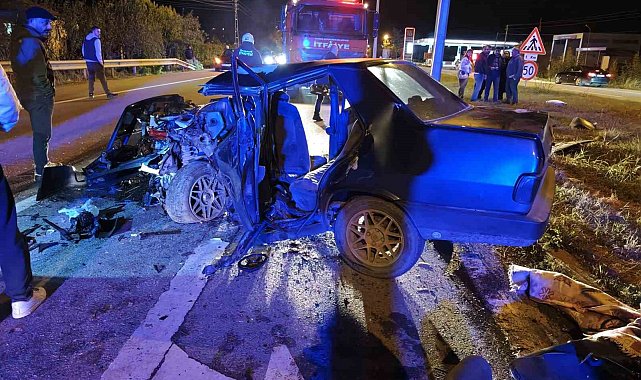 Alaçam'da otomobil aydınlatma direğine çarptı: 1 yaralı